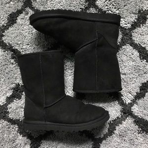 Black Ugg Classic Short Boots. GUC. Size 7.